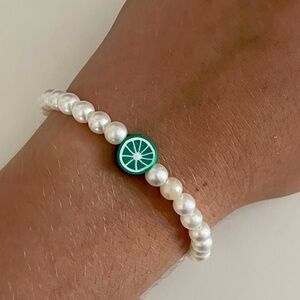 Elastic pearl bracelet with lime charm